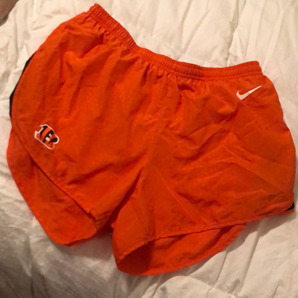 WOMENS ATHLETIC SHORTS •